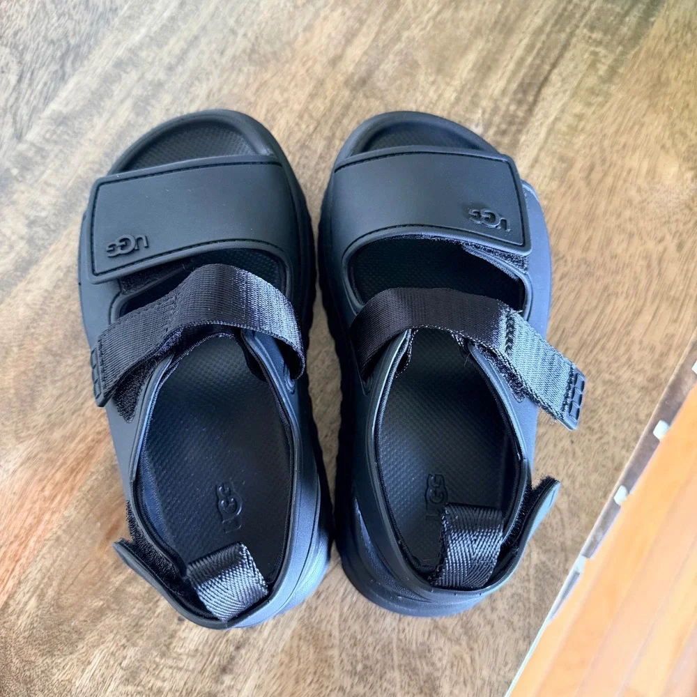 UGG GoldenGlow Sandal Kids 11 Black Sporty Water-Friendly Lug Sole Strappy Shoe